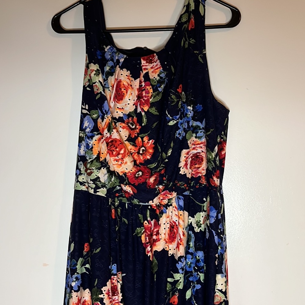 Cute, sleeveless dress with floral and eyelet details!